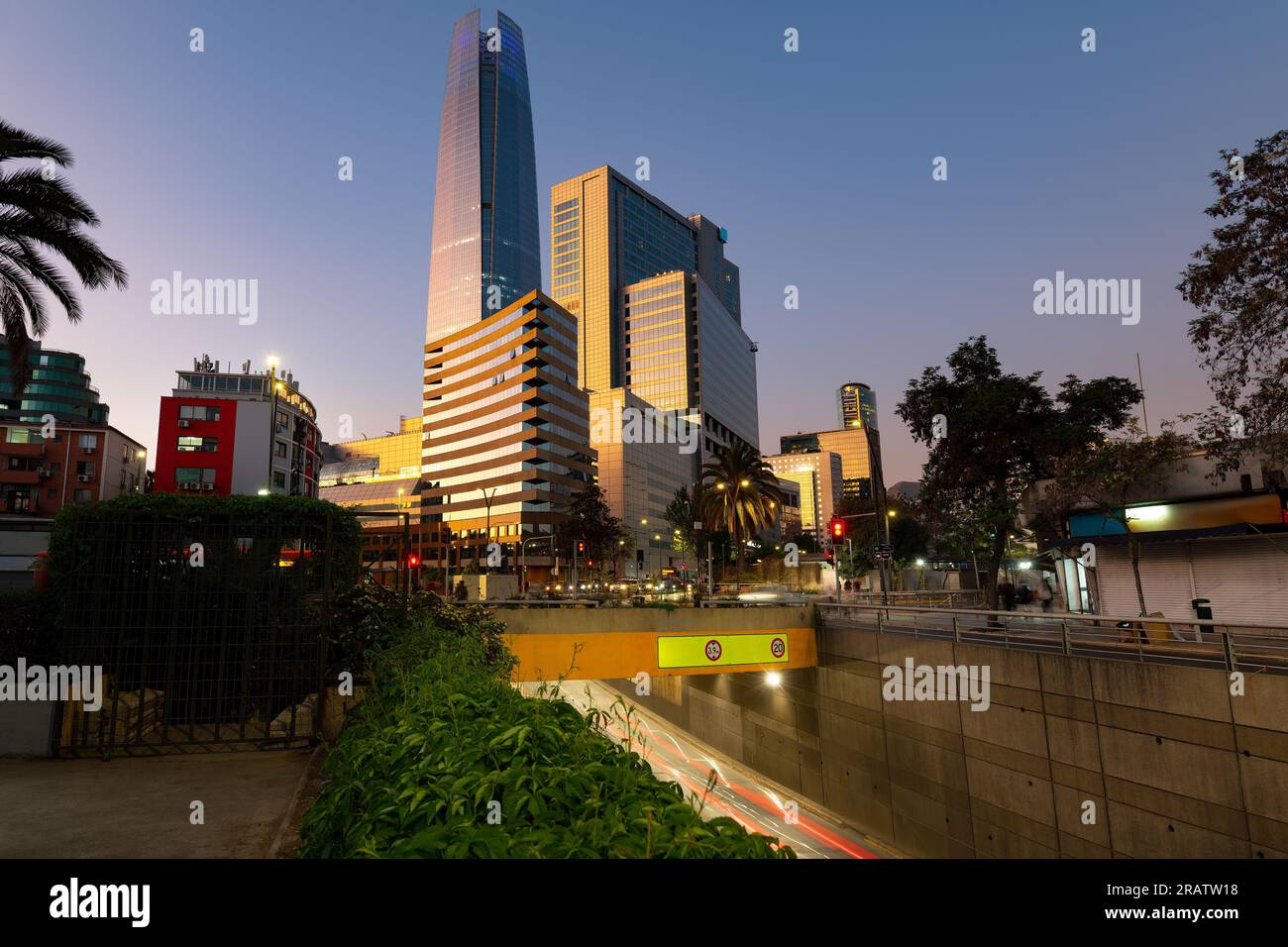 Grattacieli ed edifici nel distretto di Providencia a Santiago del Cile al tramonto. Foto Stock