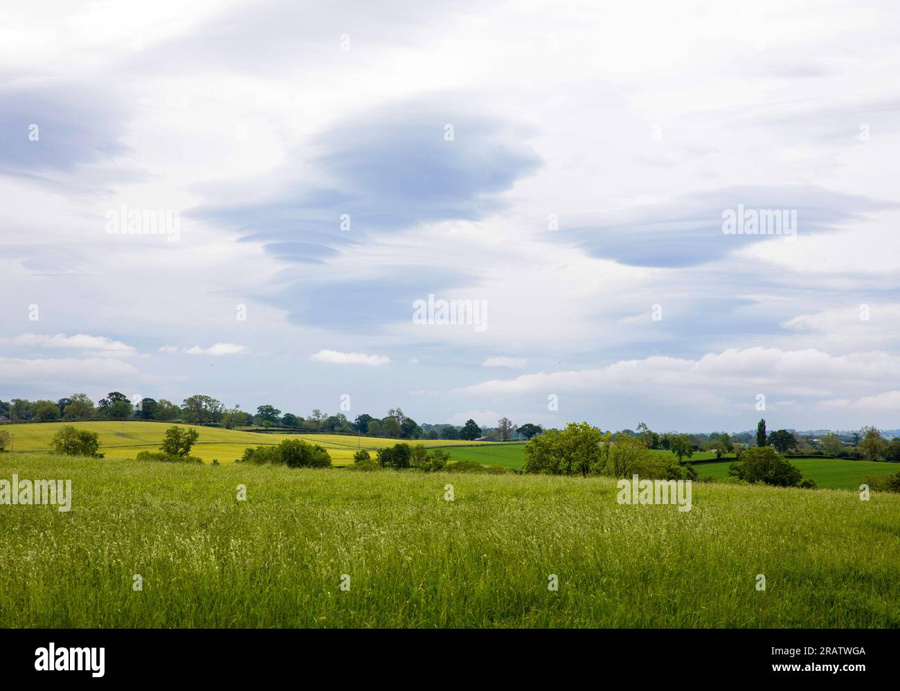 Formazioni di nubi lenticolari sulle colline e sui campi dei North Pennines in Inghilterra Foto Stock