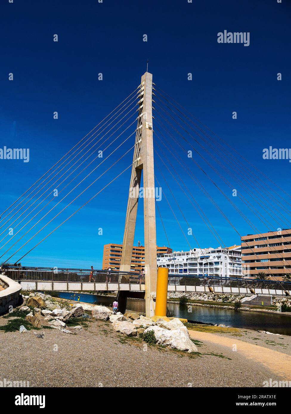 Il Castello di Sohail e il Ponte di Arnada nel Parque Fluvial a Fuengirola in Spagna Foto Stock