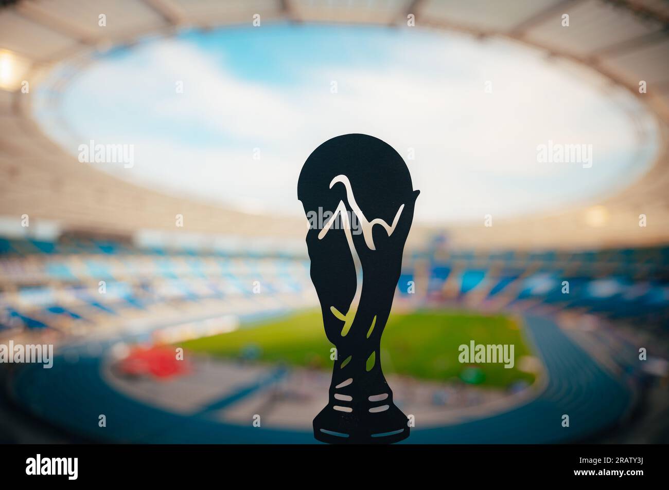 Silhouette del Football World Trophy, stadio moderno sullo sfondo Foto Stock