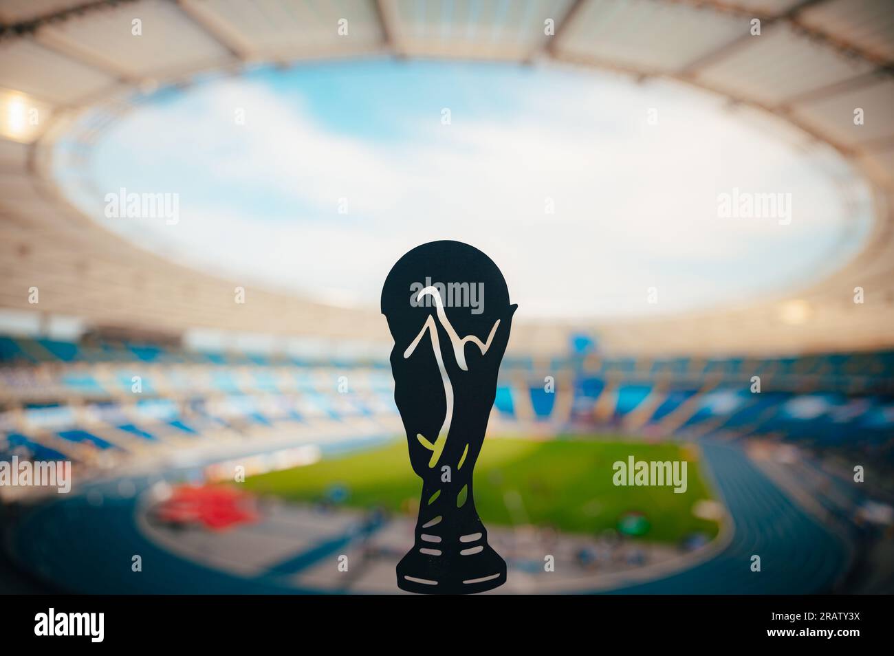 Silhouette del Football World Trophy, stadio moderno sullo sfondo Foto Stock