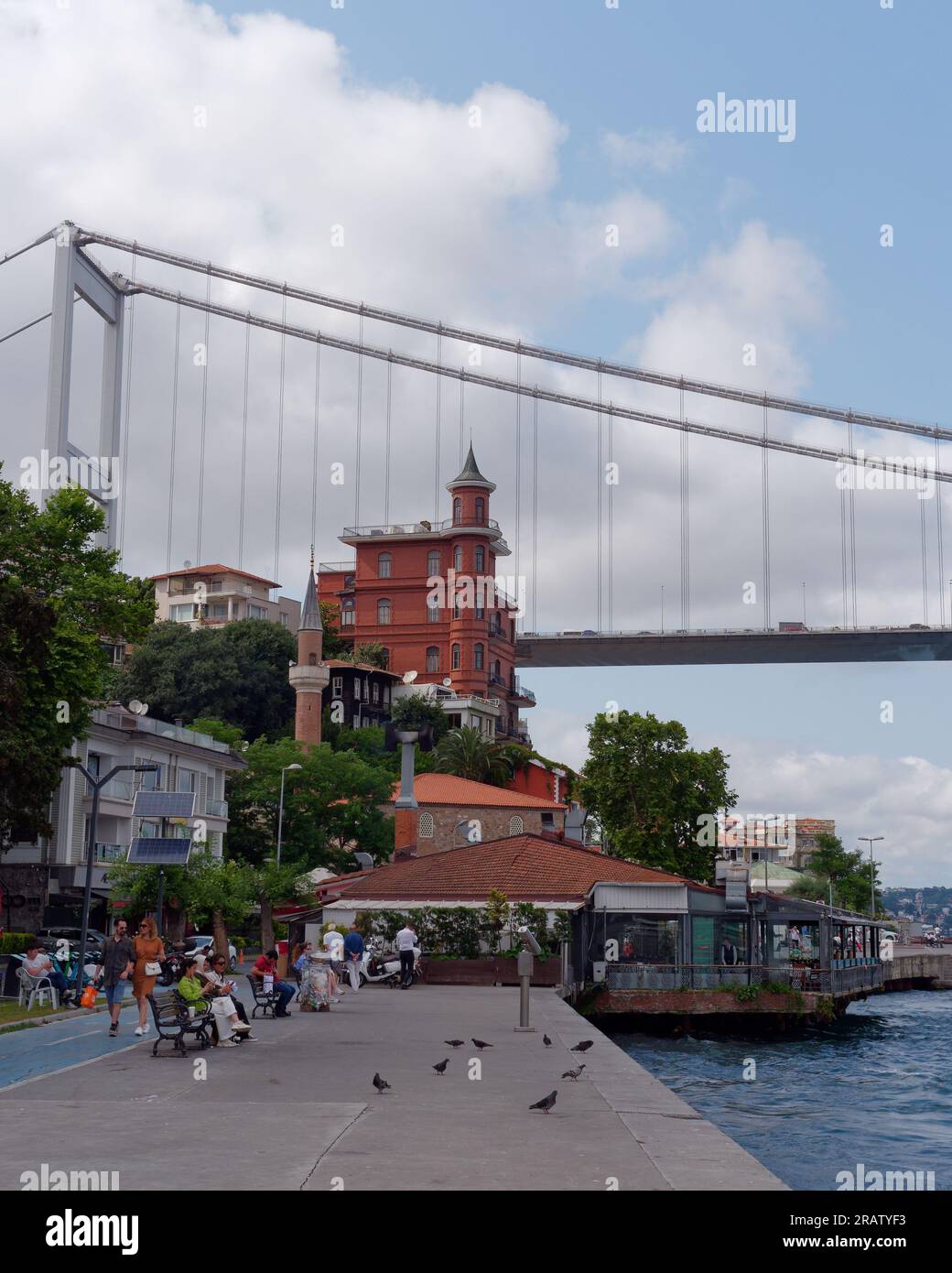 Lungomare a Rumeli con il Fatih Sultan Mehmet Bridge, noto anche come secondo ponte sul Bosforo, alle spalle, Istanbul, Turchia Foto Stock