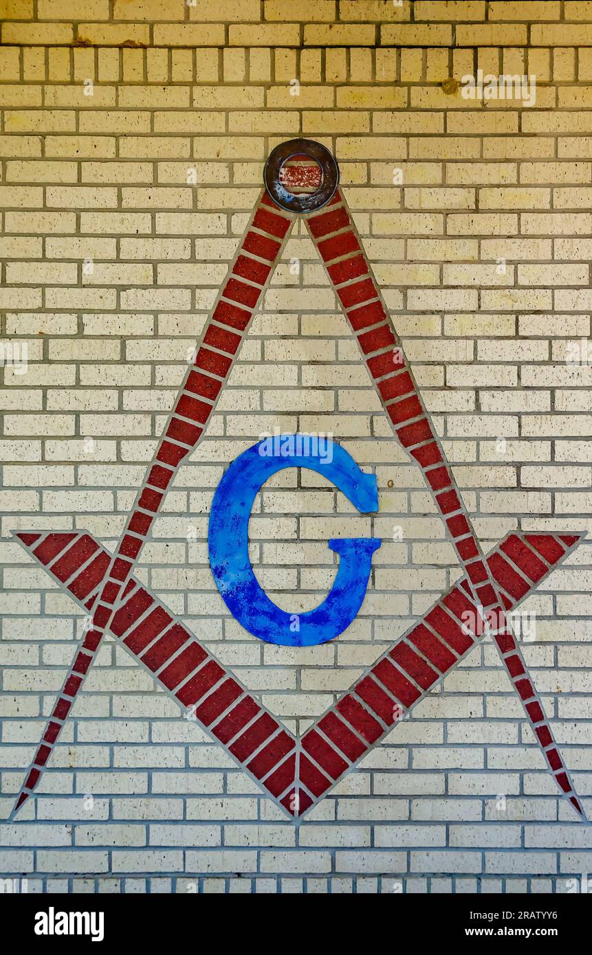 The Square and Compasses, un simbolo della massoneria, è dipinto sul lato del Blumer Building, il 24 giugno 2023, a Moss Point, Mississippi. Foto Stock