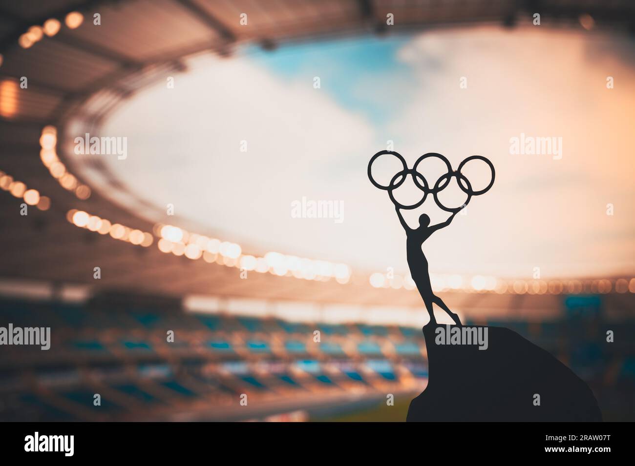 PARIGI, FRANCIA, 7 LUGLIO 2023: Emboying Olympic Spirit: Statue of Athlete Holding Olympic Circle High presso il moderno Stadio Olimpico. Catturare l'essenza di Foto Stock
