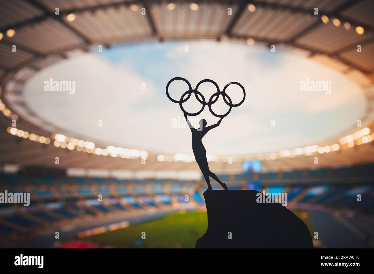 PARIGI, FRANCIA, 7 LUGLIO 2023: Emboying Olympic Spirit: Statue of Athlete Holding Olympic Circle High presso il moderno Stadio Olimpico. Catturare l'essenza di Foto Stock