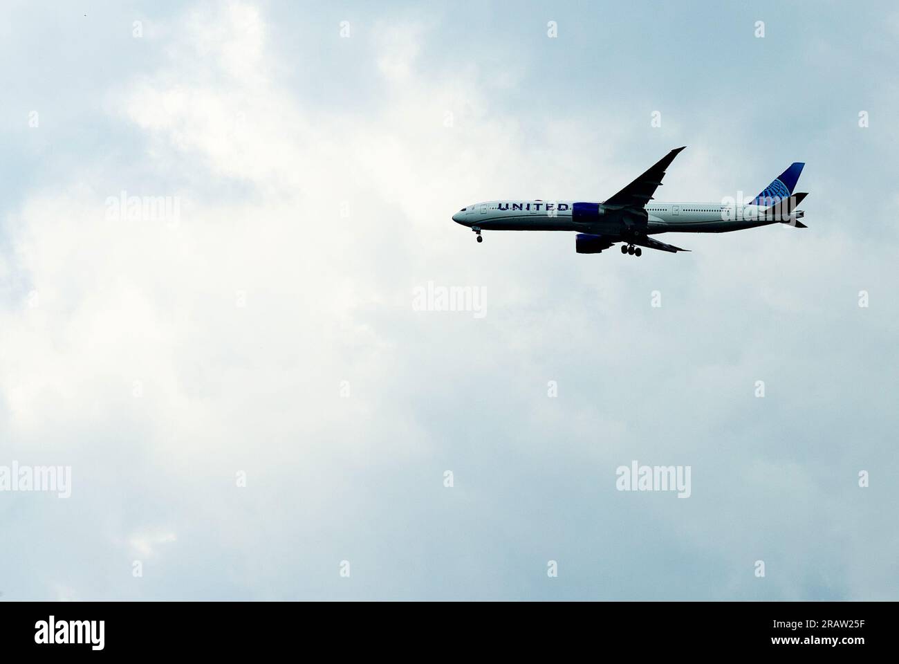 Centreville, Virginia, USA - 5 luglio 2023: Un Boeing 777-300(ER) della United Airlines in avvicinamento finale per atterrare all'aeroporto internazionale di Washington Dulles (IAD) alla fine di un volo di otto ore da Francoforte, Germania, mentre un temporale entra nell'area. (Immagine di credito: ©John M. Chase / Alamy Live News) Foto Stock