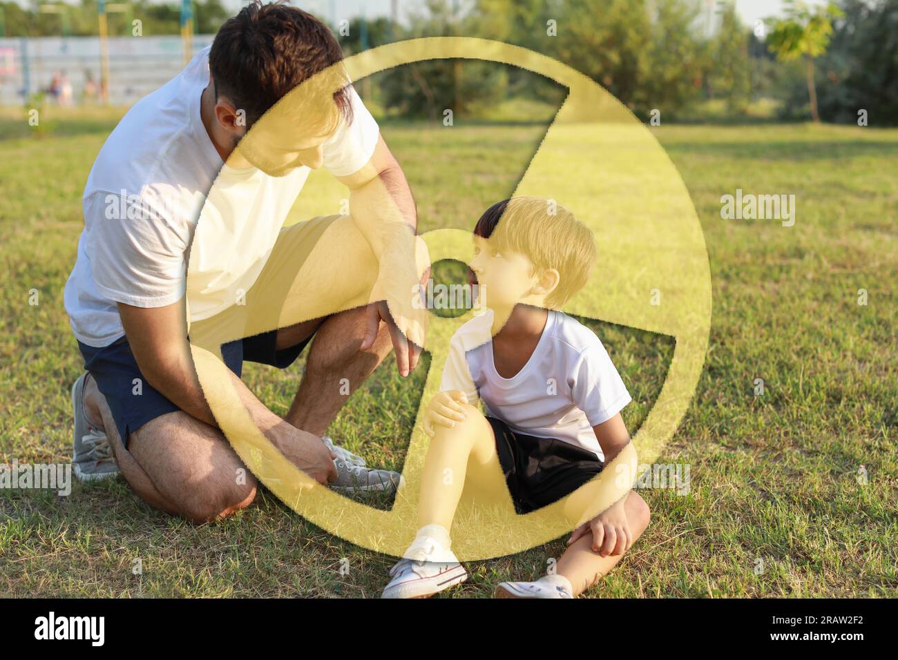 Simbolo nucleare, padre e suo figlio all'aperto Foto Stock