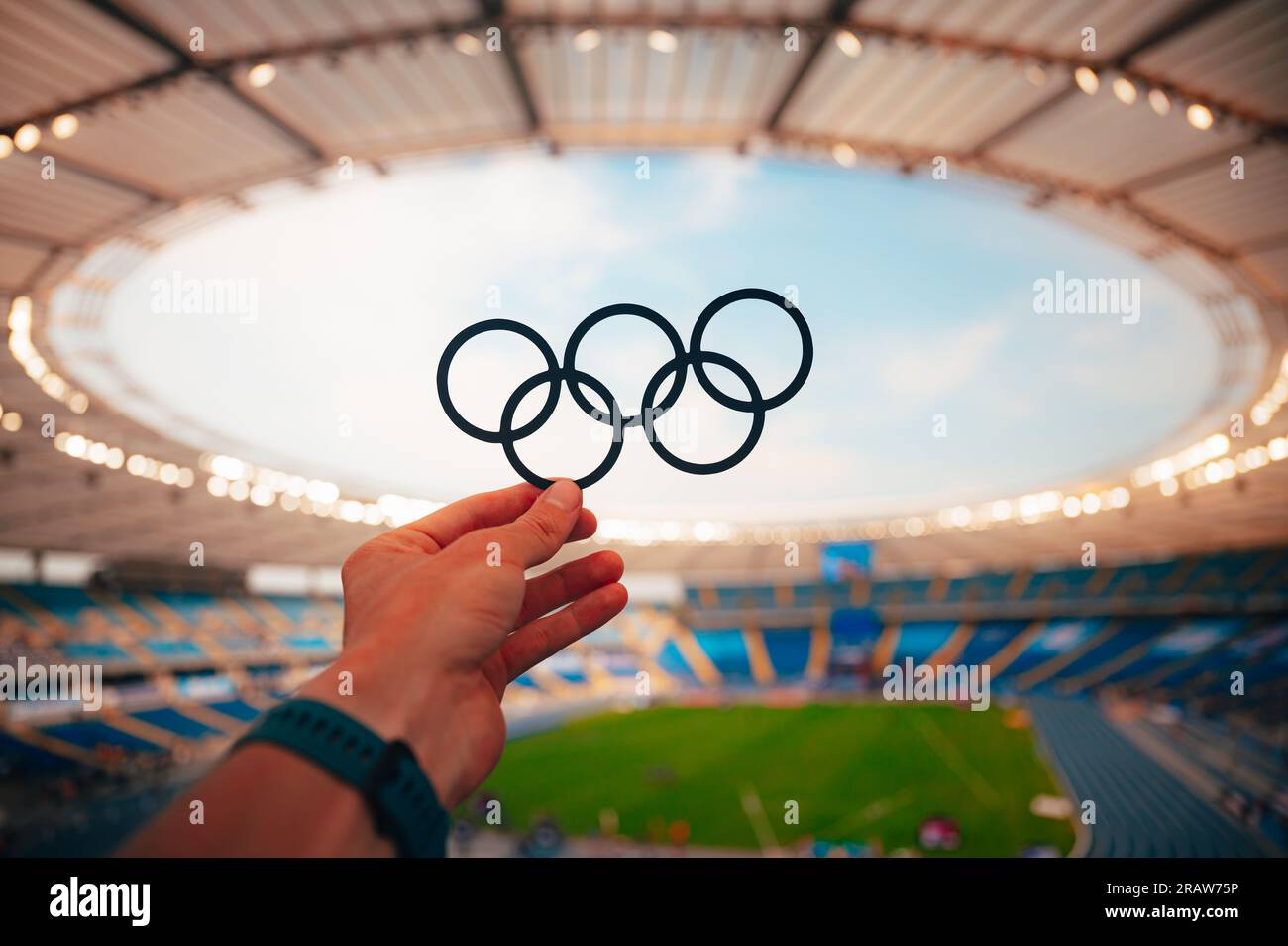 PARIGI, FRANCIA, 7 LUGLIO 2023: L'atleta tiene gli anelli olimpici con orgoglio. Foto dei Giochi Olimpici estivi di Parigi 2024. Foto Stock