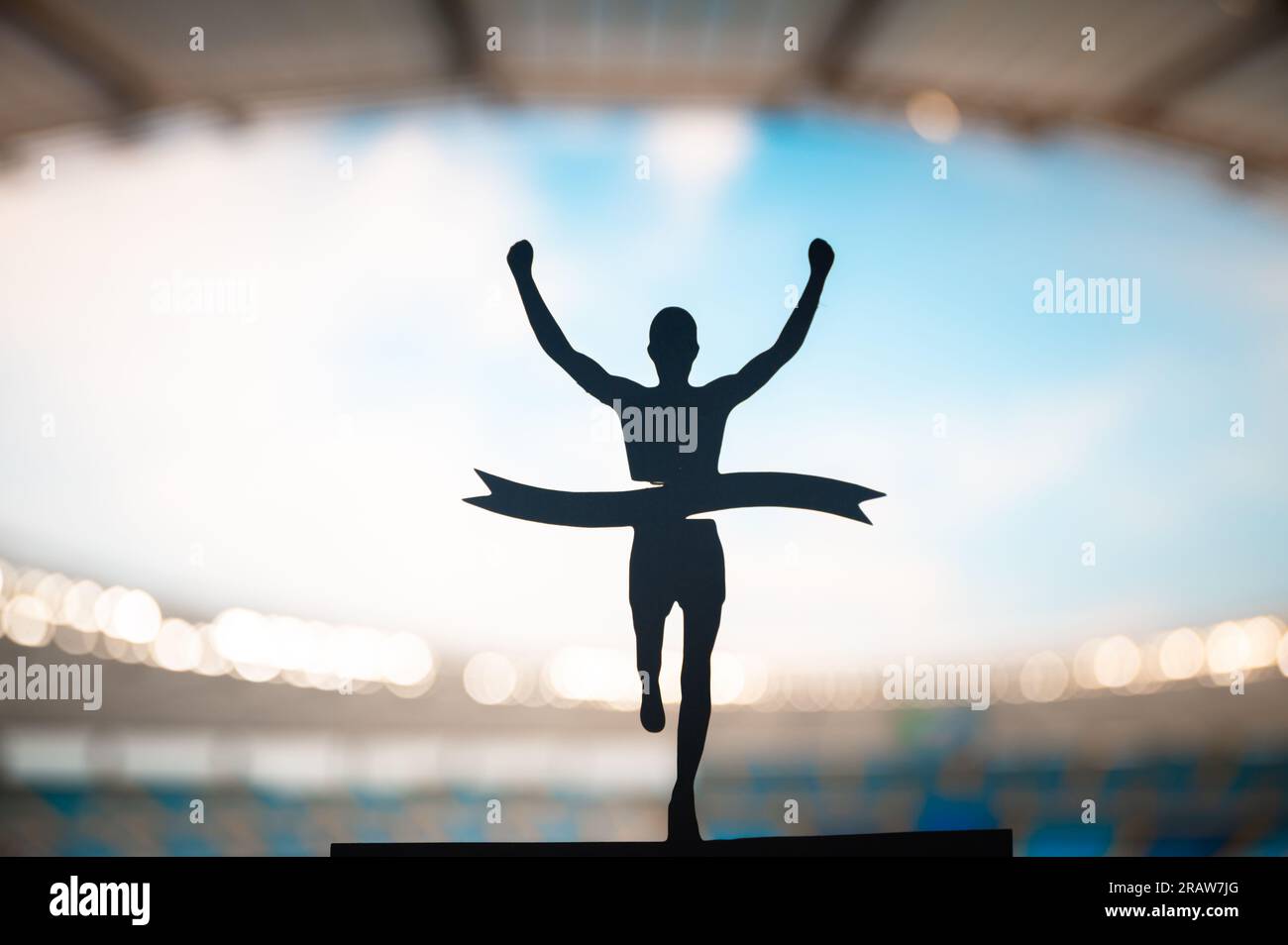 Oltre i confini: La silhouette di Runner supera il nastro finale al Modern Athletics Stadium. Modifica la foto del concorso spazio, Track and Field. Foto Stock