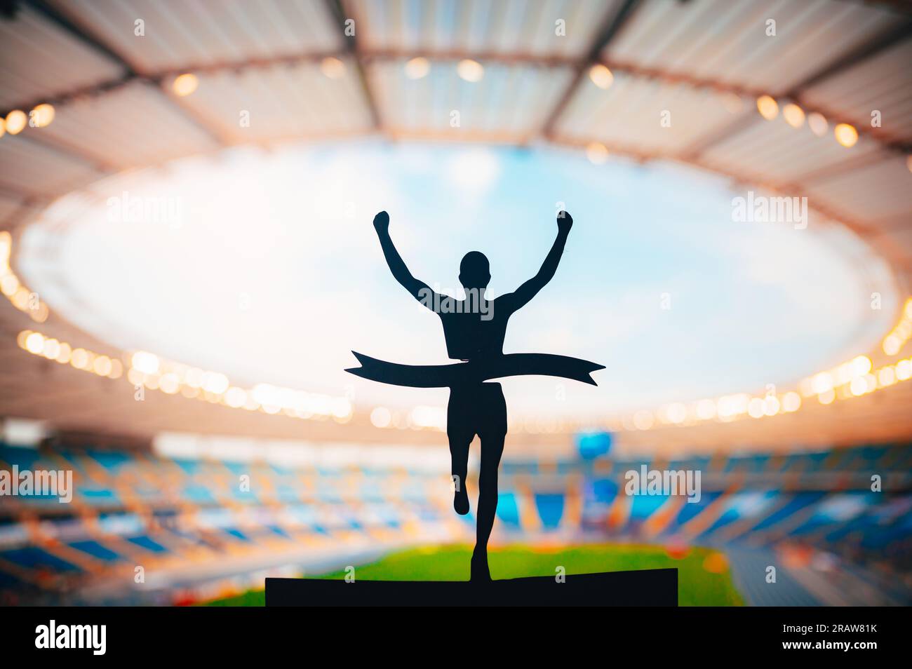 Trionfo della velocità: Silhouette of Runner vola alla vittoria al Modern Athletics Stadium. Modifica la foto del concorso spazio, Track and Field. Foto Stock