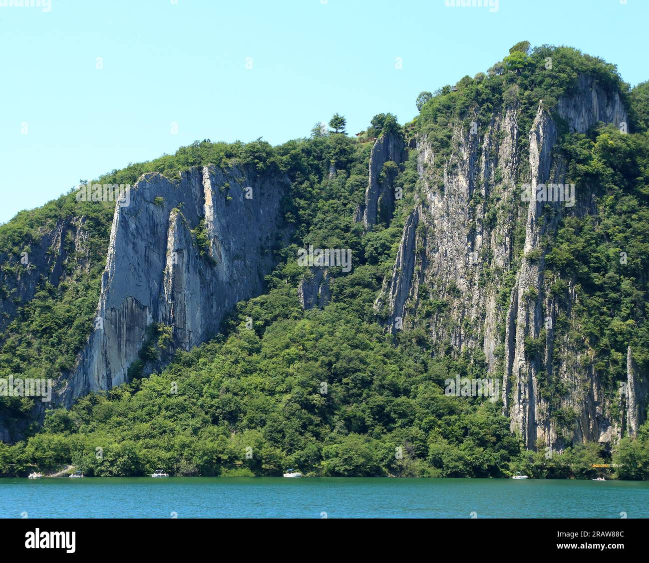 Lastre verticali di calcare sul Lago d'Iseo, Lago d'Iseo, Iseosee, Italia. Formazione rocciosa geologica Foto Stock