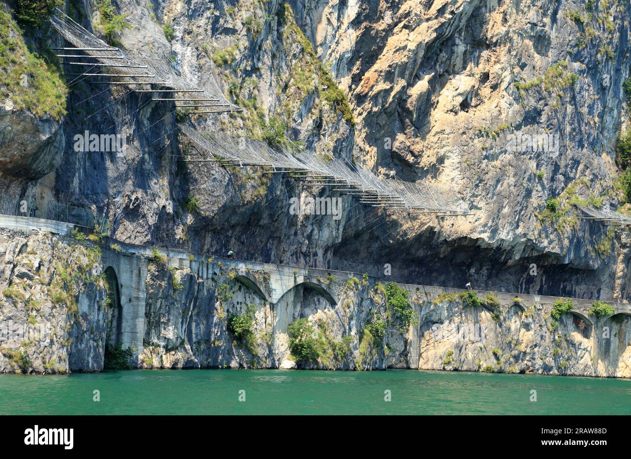 Rete da caduta di roccia, che protegge la strada di montagna sul Lago d'Iseo, Lago d'Iseo, Iseosee, Italia. barriera in rete di rete anticaduta in filo d'acciaio. Foto Stock