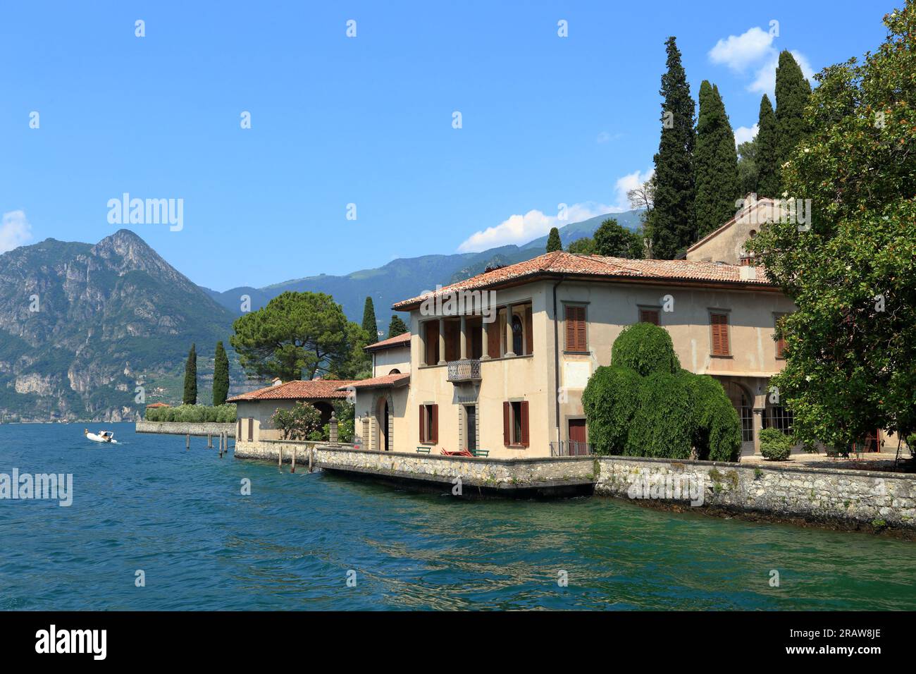 Lago d'Iseo, città di Siviano, Villa Beatitudo. Lago d'Iseo, Iseosee, Italia. Monte Isola Foto Stock
