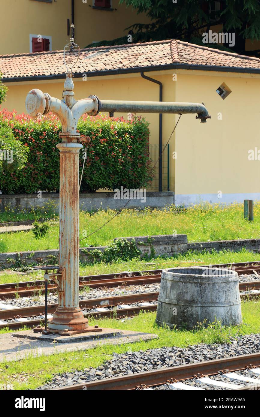 Vecchia gru ad acqua per locomotive a vapore alla stazione ferroviaria di Iseo. Lago d'Iseo, città d'Iseo. Lago d'Iseo, Iseosee, Italia Foto Stock