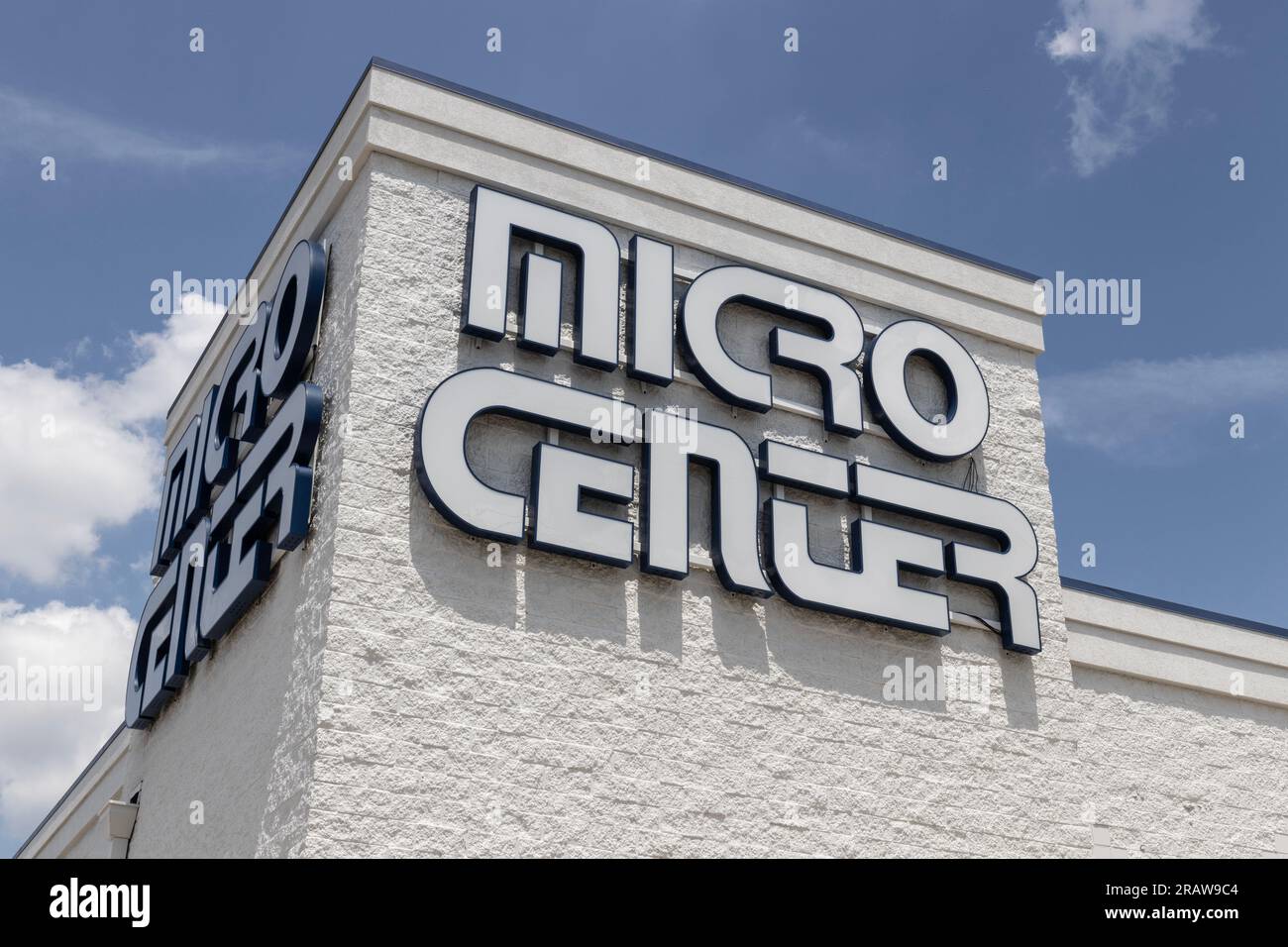 Indianapolis - 4 luglio 2023: Negozio di computer al dettaglio Micro Center. Micro Center è un fornitore leader di computer, IT e dispositivi elettronici. Foto Stock
