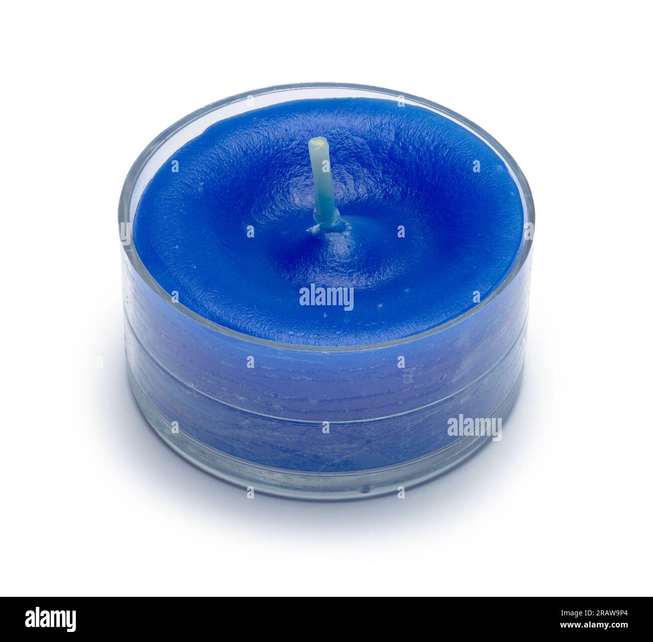 Candela Blue Tea Light tagliata su bianco. Foto Stock