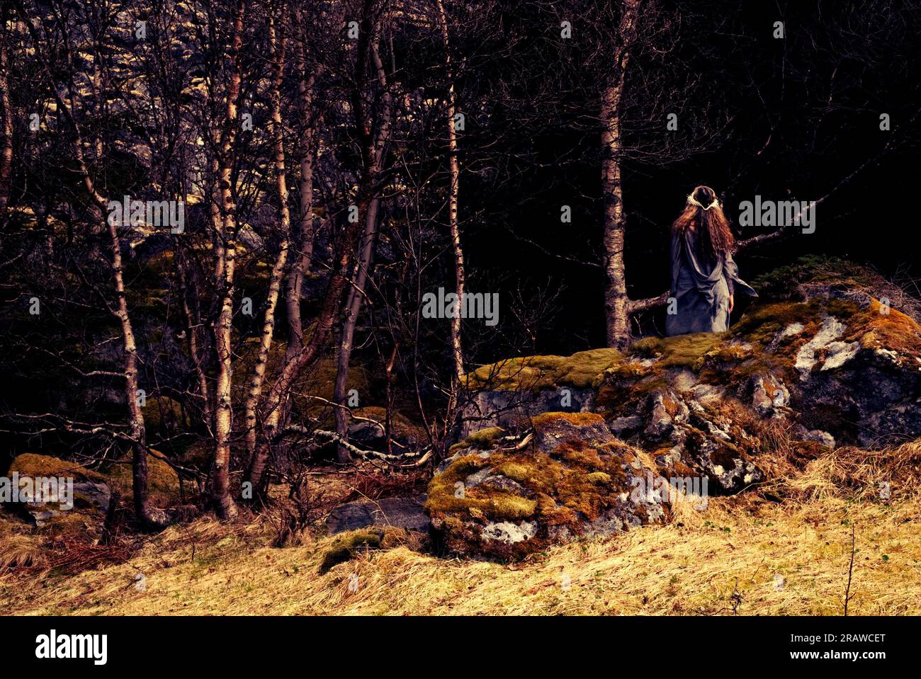Donna pagana che fa un'offerta alla dea nel bosco. Foto Stock