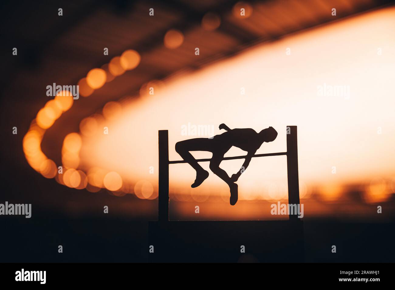 Silhouette di salto alto che trascende i limiti dello stadio moderno. Foto per i Giochi estivi 2024 a Parigi. Modifica spazio per il montaggio Foto Stock