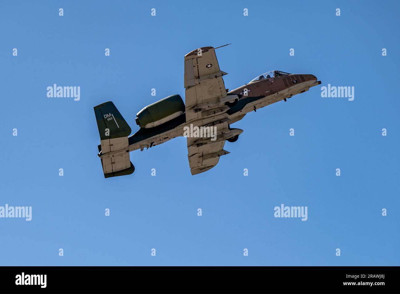 NEGLI STATI UNITI Air Force A-10 Thunderbolt II vola su Bullhead City, Arizona, 30 marzo 2023. Il team dimostrativo A-10 viaggia in tutto il paese per diversi spettacoli aerei per mostrare le capacità dell'A-10 e dei suoi Airmen, nonché il loro contributo alla missione dell'aeronautica e alla sicurezza nazionale. (STATI UNITI Foto dell'Aeronautica militare di staff Sgt. Alex Stephens) Foto Stock