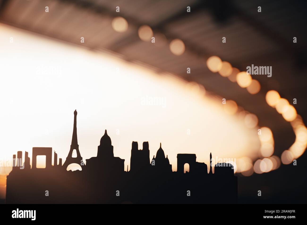 Grandiosità straordinaria: L'iconica silhouette di Parigi è il palcoscenico dei Giochi sportivi 2024. Tra i colori radiosi di un'alba arancione, Offeri Foto Stock