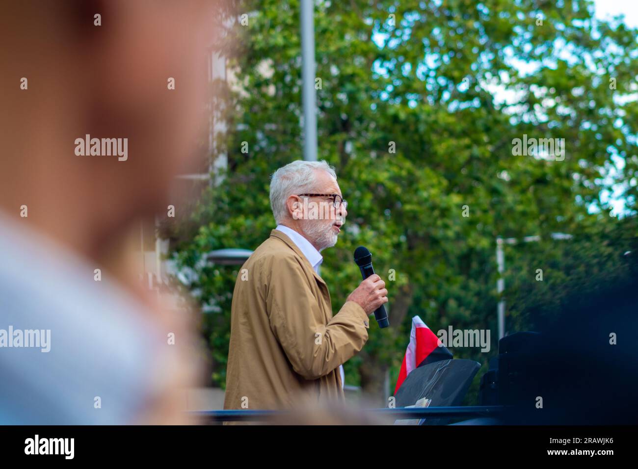 Londra, Regno Unito - 7 luglio 2023: Jeremy Corbyn interviene in una protesta fuori dall'ambasciata israeliana Foto Stock