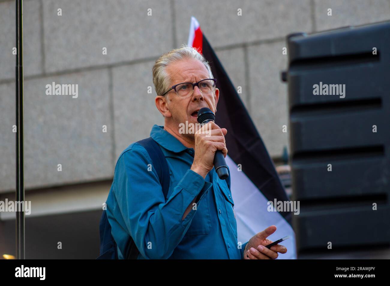 Londra, Regno Unito - 7 luglio 2023: I relatori pro-Palestina intervengono in una protesta fuori dall'ambasciata israeliana Foto Stock