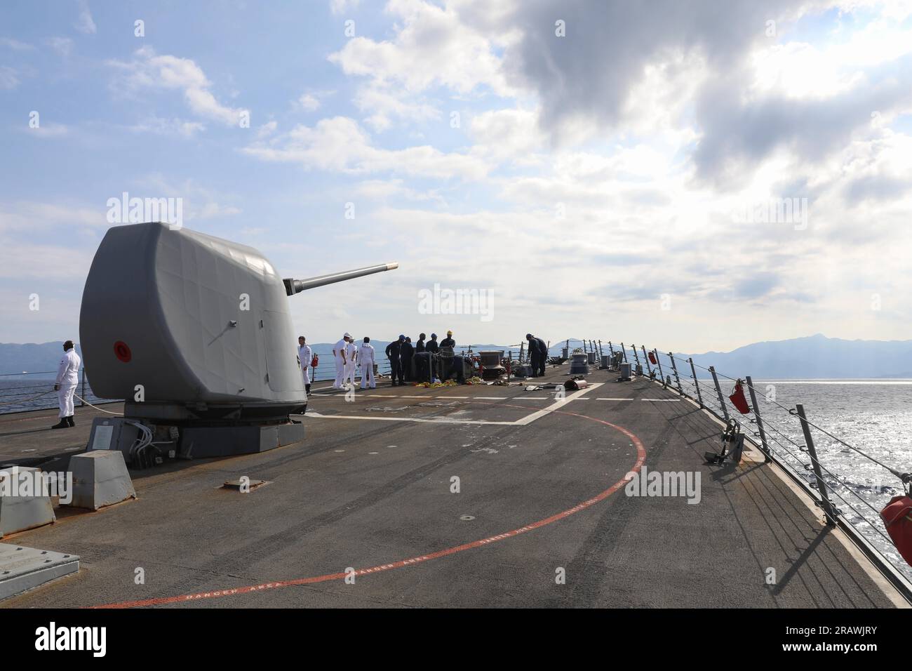 230629-N-NS135-1008 BAR, Montenegro (29 giugno 2023) marinai, assegnati alla classe Arleigh Burke cacciatorpediniere a missili guidati USS Ramage (DDG 61), preparano la linea per il rientro in porto, 29 giugno 2023. Ramage fa parte del Gerald R. Ford Carrier Strike Group ed è in una missione programmata negli Stati Uniti Naval Forces Europe area of Operations, impiegata dagli Stati Uniti La sesta flotta per difendere gli interessi degli Stati Uniti, degli alleati e dei partner. (STATI UNITI Foto della Marina militare di Mass Communication Specialist 3rd Class Adriones Johnson) Foto Stock