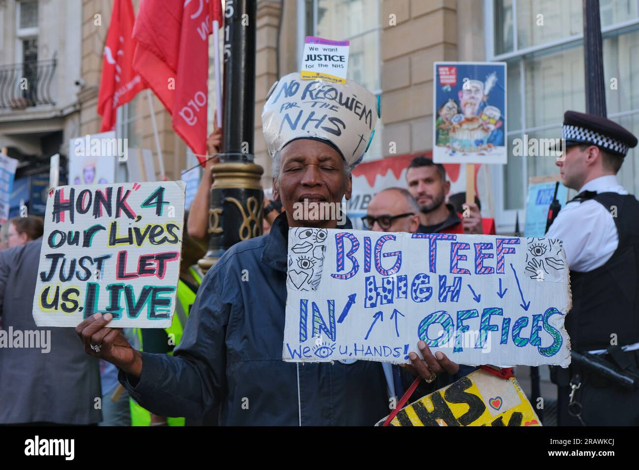 Londra, Regno Unito. 5 luglio 2023. Unite the Union members organizzò una protesta fuori dal Carlton Club, dove si tenne una cena del Partito Conservatore NHS per celebrare il 75° anniversario della sua fondazione. I manifestanti pro-NHS sostengono che il cronico sottofinanziamento e la retribuzione al di sotto dell'inflazione hanno portato a un numero record di posti di lavoro vacanti. Credito: Fotografia dell'undicesima ora/Alamy Live News Foto Stock