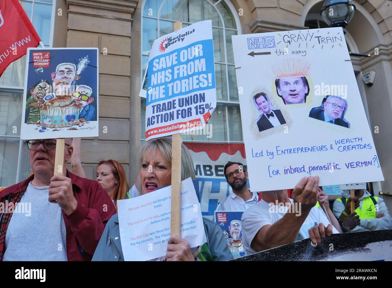 Londra, Regno Unito. 5 luglio 2023. Unite the Union members organizzò una protesta fuori dal Carlton Club, dove si tenne una cena del Partito Conservatore NHS per celebrare il 75° anniversario della sua fondazione. I manifestanti pro-NHS sostengono che il cronico sottofinanziamento e la retribuzione al di sotto dell'inflazione hanno portato a un numero record di posti di lavoro vacanti. Credito: Fotografia dell'undicesima ora/Alamy Live News Foto Stock