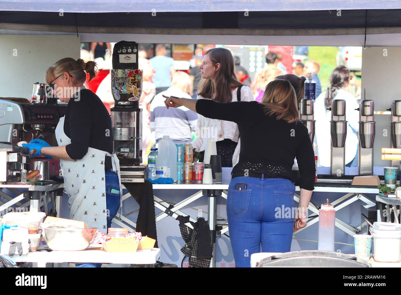 Una bancarella di catering gestita da due donne che mostrano il lato affari del bancone che serve una varietà di bevande calde e fredde al Great Missenden Food Festival. Foto Stock