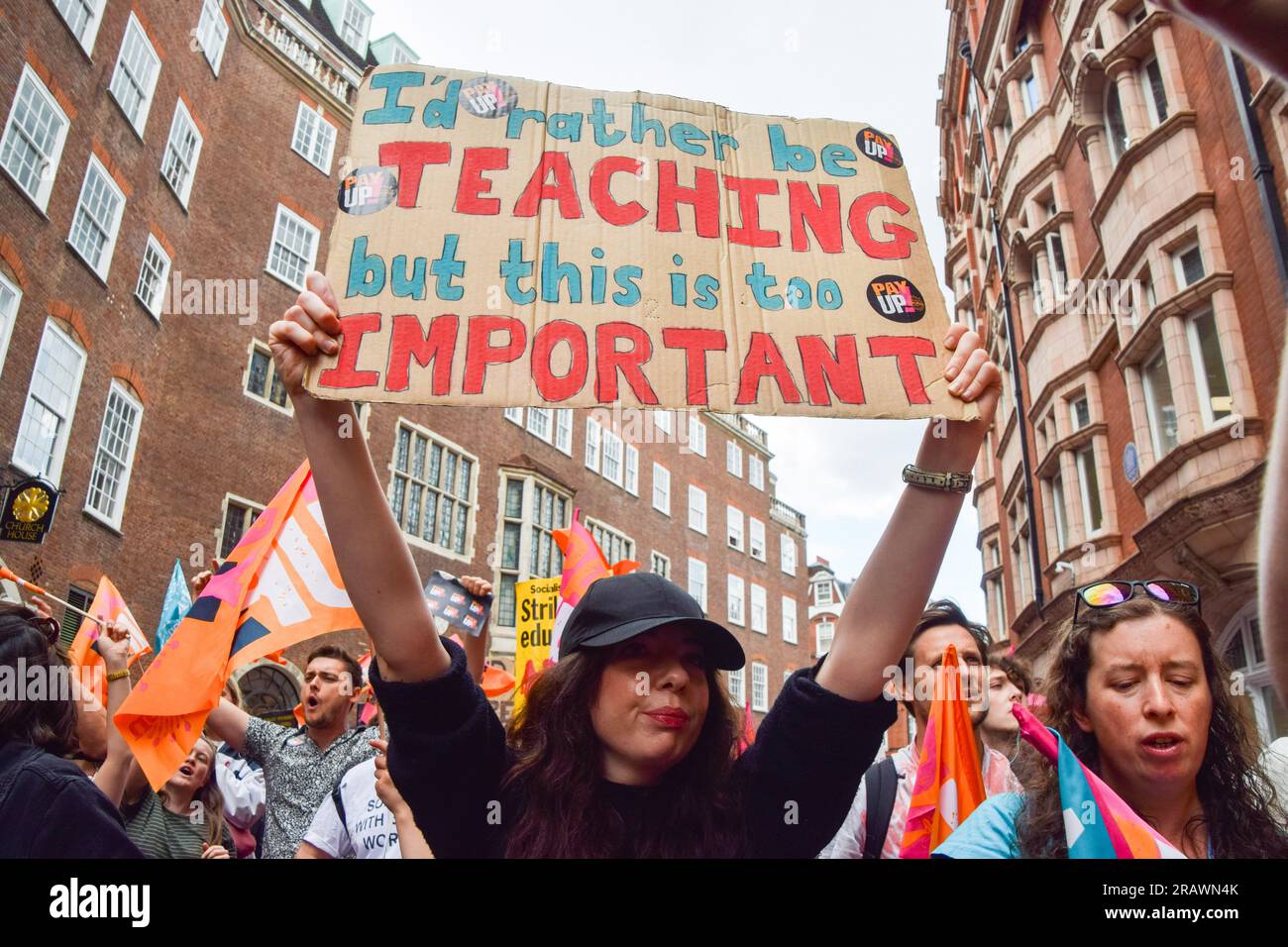 Londra, Regno Unito. 5 luglio 2023. Un manifestante tiene in mano un cartello che dice "preferirei insegnare, ma questo è troppo importante" durante la manifestazione fuori dal Dipartimento per l'istruzione. Migliaia di insegnanti hanno marciato a Westminster mentre la National Education Union (NEU) ha messo in scena nuovi scioperi sulla paga. (Foto di Vuk Valcic/SOPA Images/Sipa USA) credito: SIPA USA/Alamy Live News Foto Stock