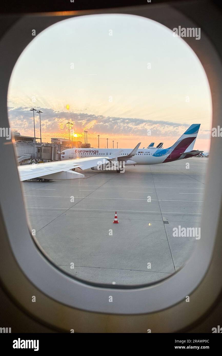 Aereo passeggeri della compagnia aerea tedesca Eurowings, visto dalla finestra dell'aereo. Foto Stock