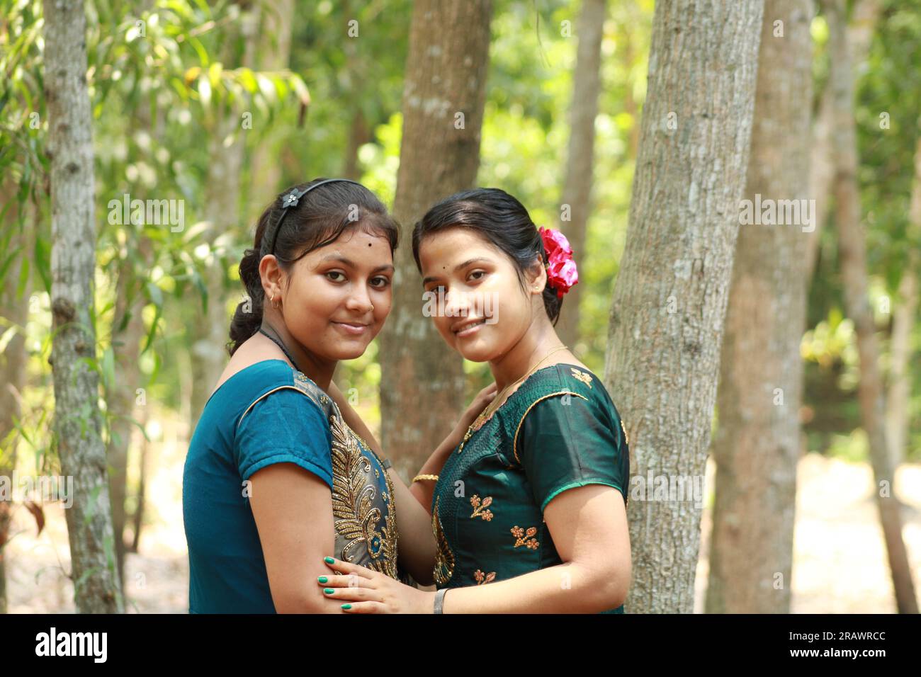 Due bellissime ragazze indiane rurali adolescenti all'aperto Foto Stock