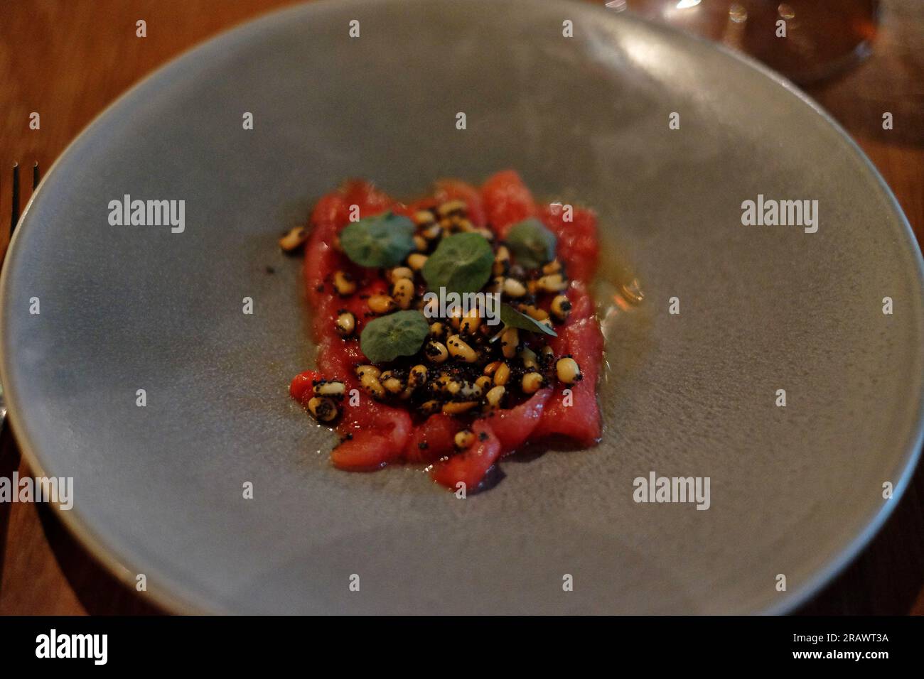 Gourmet Vegan Food - anguria con Capsicum e Pine Nuts pranzo a menu fisso al ristorante Yellow Vegan di Potts Point, Sydney Foto Stock