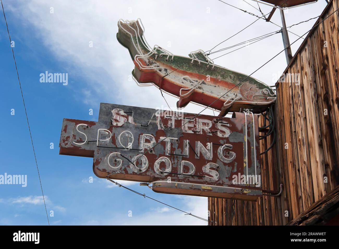 Cartello stradale raffigurante un pesce al negozio Slater's Sporting Goods sulla Main Street a Lone Pine, California Foto Stock