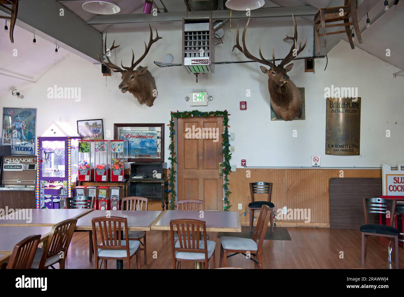 Interno del Rosies Cafe con teste di cervi ripiene a Lake Tahoe, California, USA Foto Stock