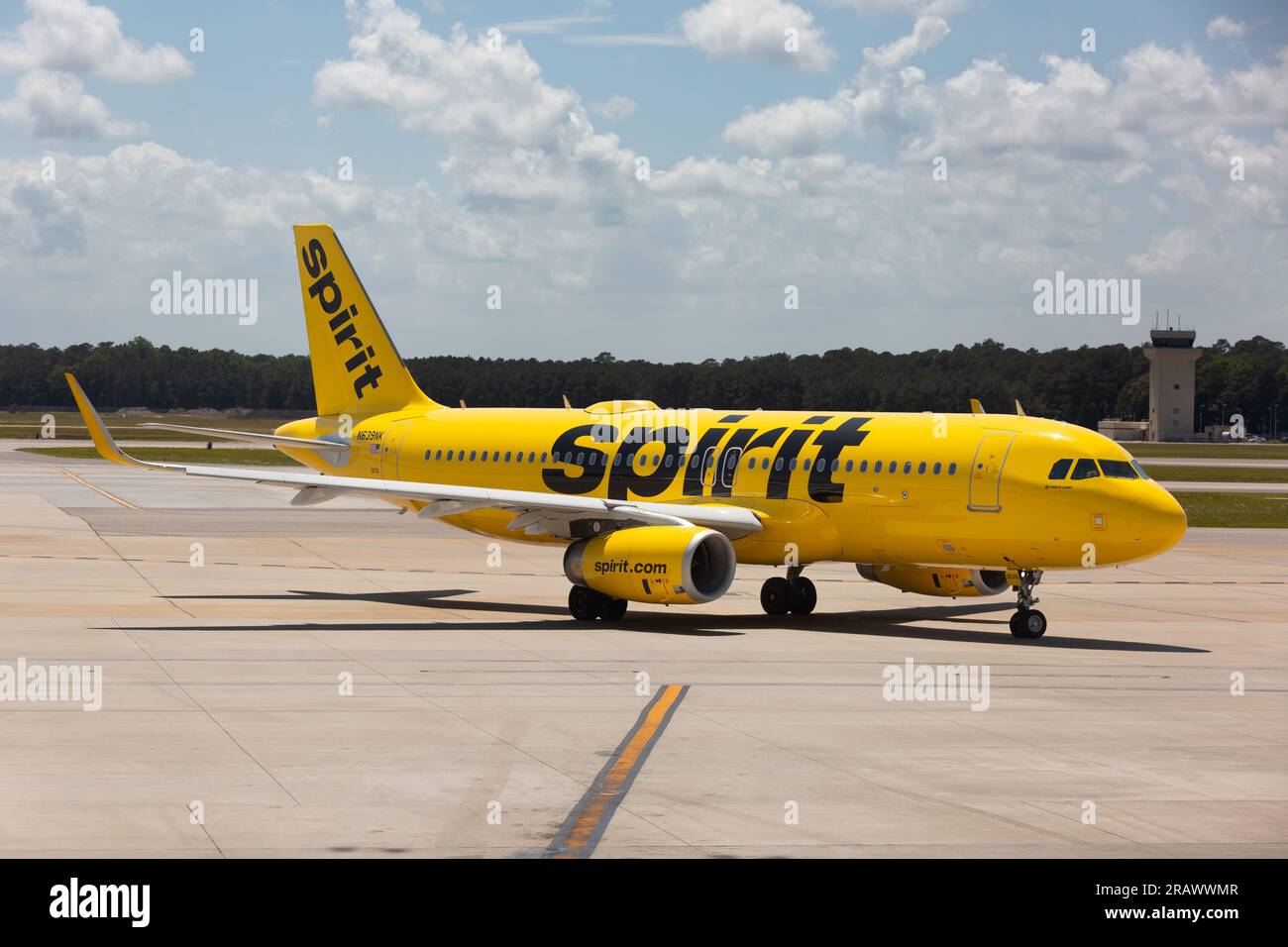 Un aereo di linea Spirit Airlines Airbus A320 passeggeri sulla via di rullaggio all'aeroporto internazionale di Myrtle Beach a Myrtle Beach, South Carolina, USA. Foto Stock