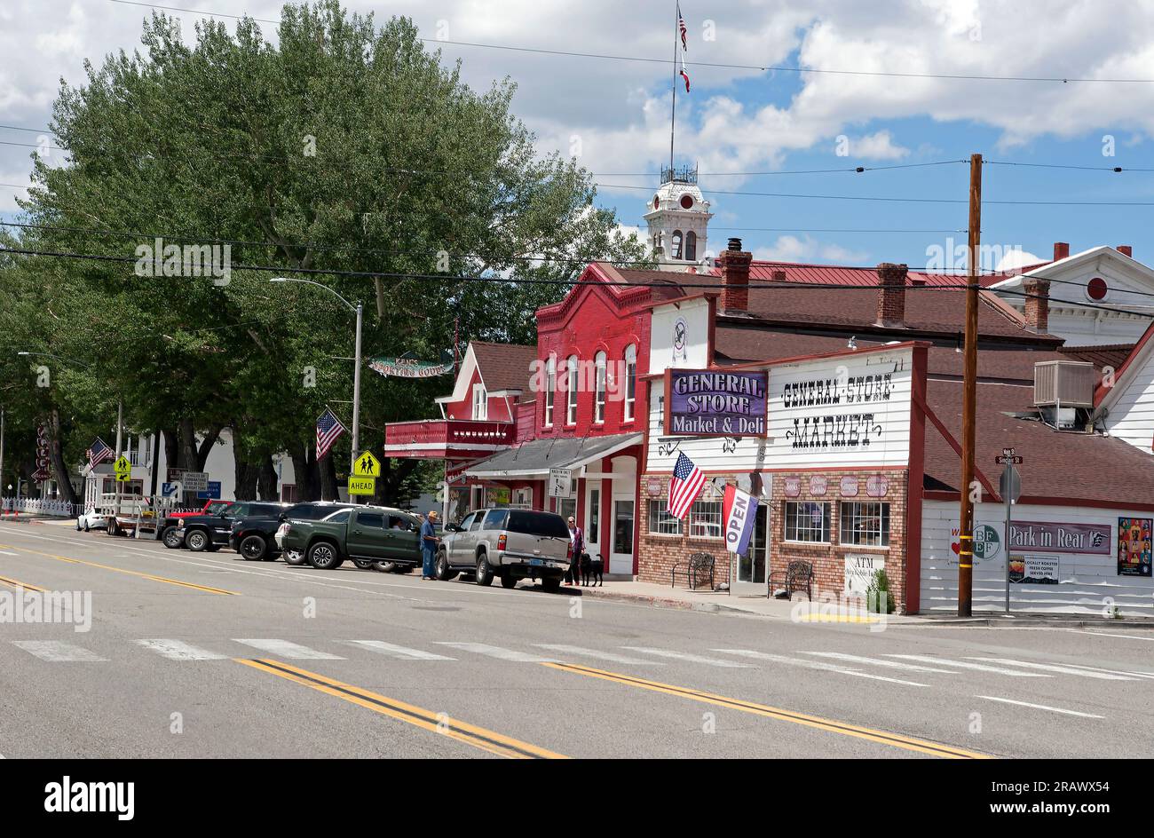Una vista sulla vita di una piccola città sulla Main Street di Bridgeport, California, USA Foto Stock