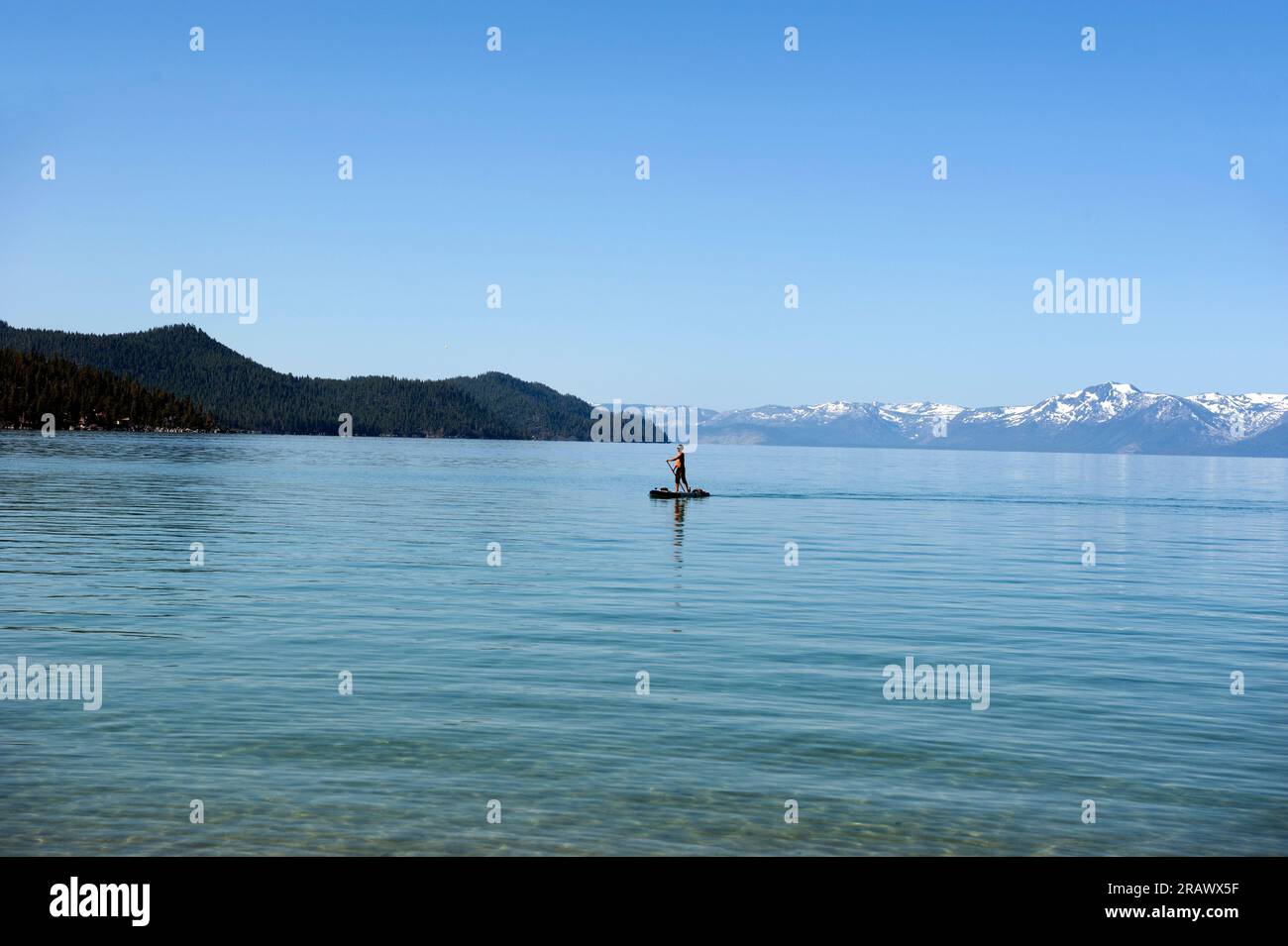 Paddle boarder sul lago Tahoe, California Foto Stock