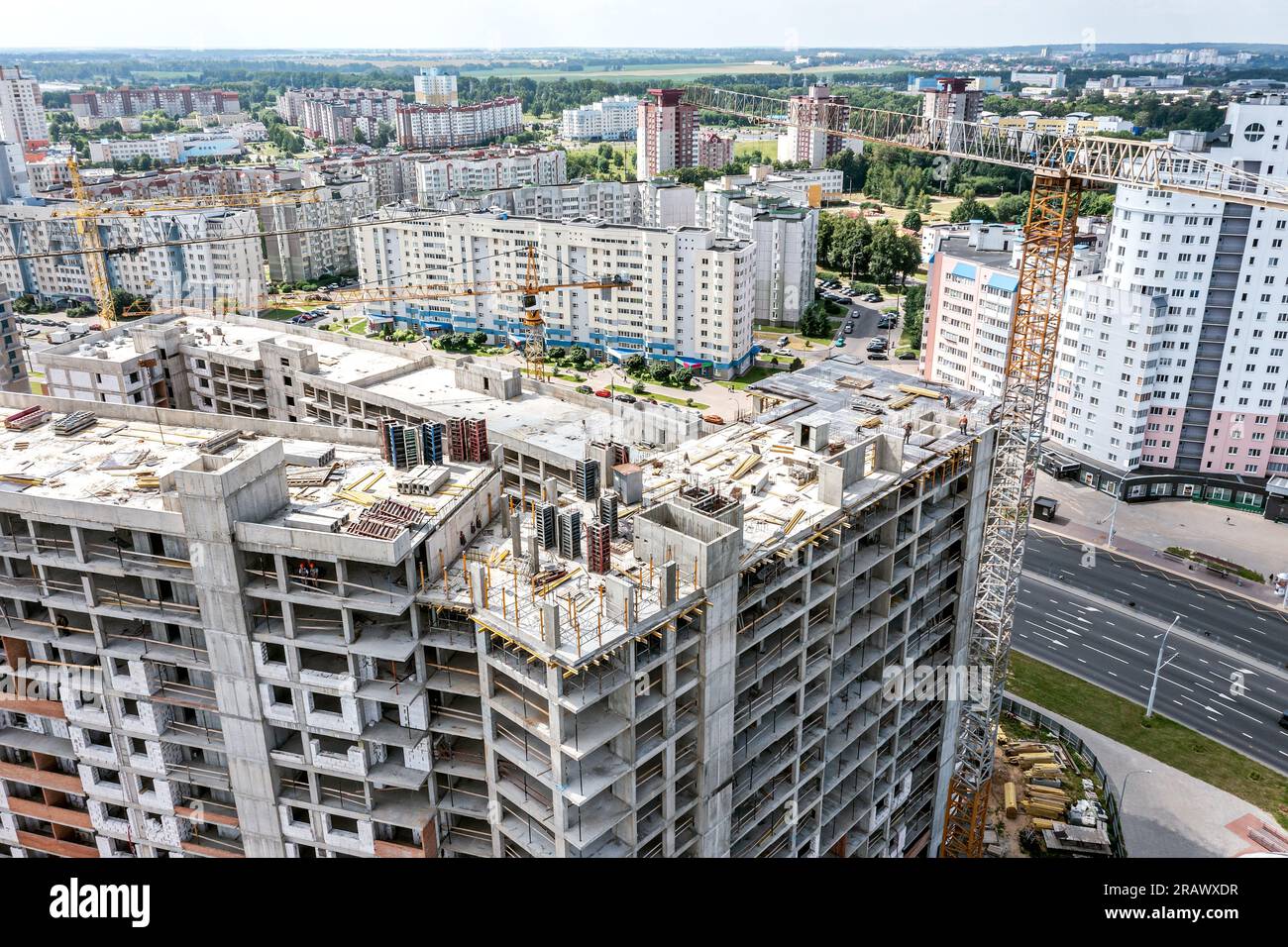 cantiere con gru su sfondo urbano. area residenziale in costruzione. vista aerea. Foto Stock