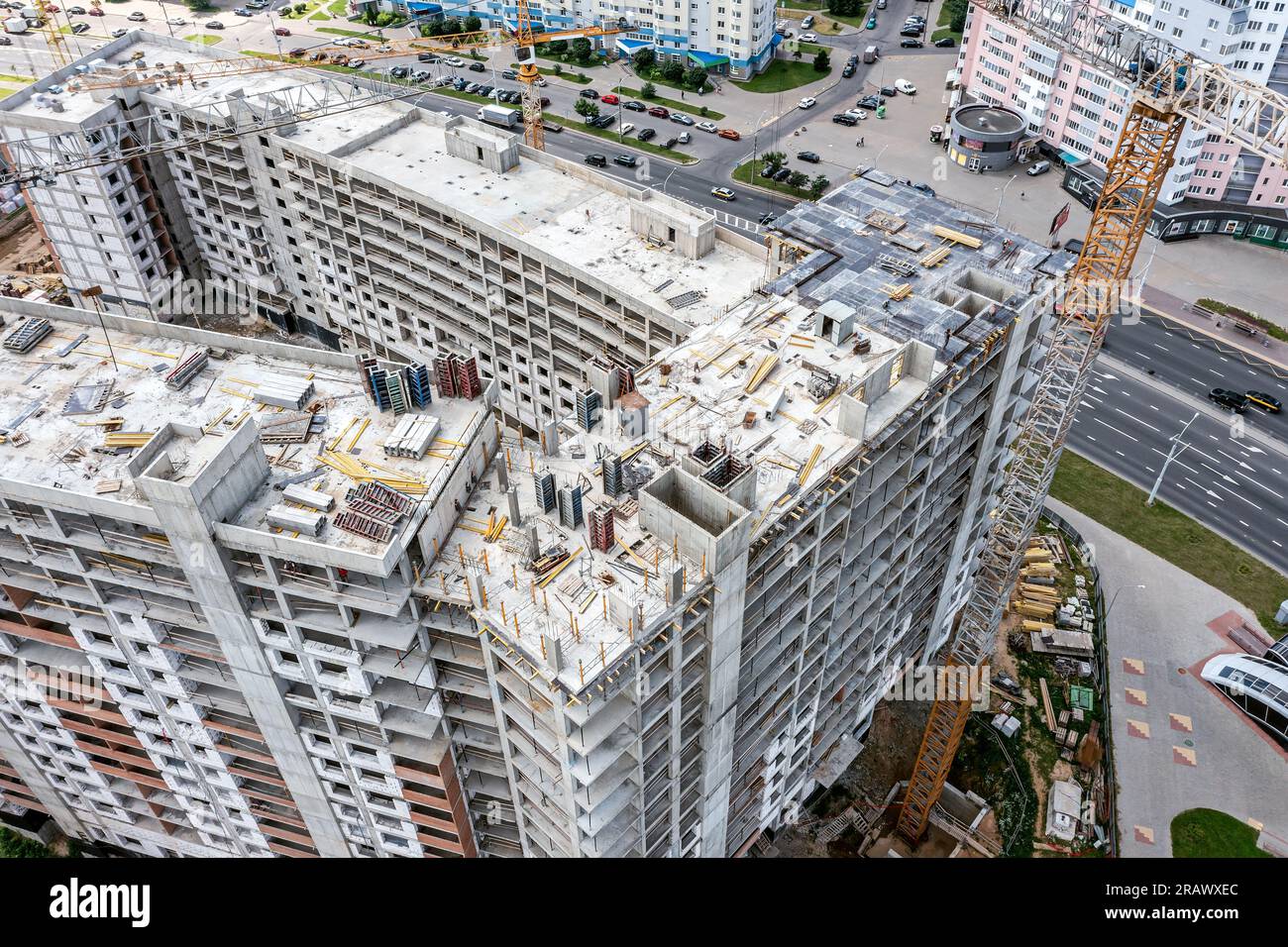costruzione di un nuovo ed alto edificio di appartamenti nell'area residenziale. vista aerea dall'alto. Foto Stock