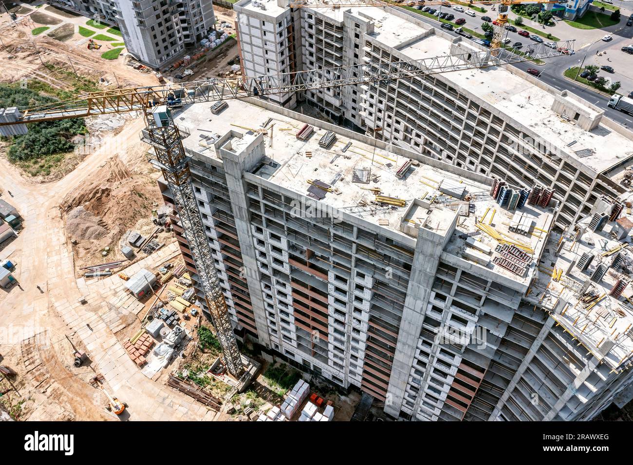cantiere affollato con edificio residenziale in costruzione e gru in funzione. vista aerea con droni. Foto Stock