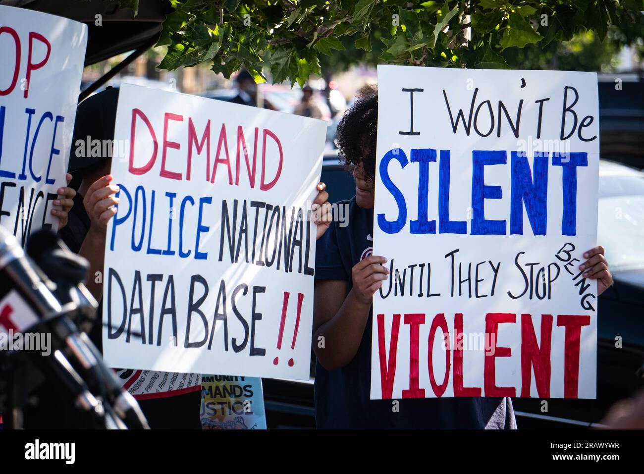 Lancaster, California, USA. 5 luglio 2023. Attivisti e alleati di Black Lives Matter si sono riuniti fuori Winco per protestare contro il recente arresto di una coppia sposata da parte del LASD, che i membri della comunità hanno trovato esecrabile e brutale. Gli attivisti hanno preso d'assalto il Winco e hanno chiesto alla dirigenza di essere ritenuti responsabili per aver contattato la polizia dopo che Winco ha accusato il coupé di aver rubato una torta. (Immagine di credito: © Jake Lee Green/ZUMA Press Wire) SOLO USO EDITORIALE! Non per USO commerciale! Foto Stock