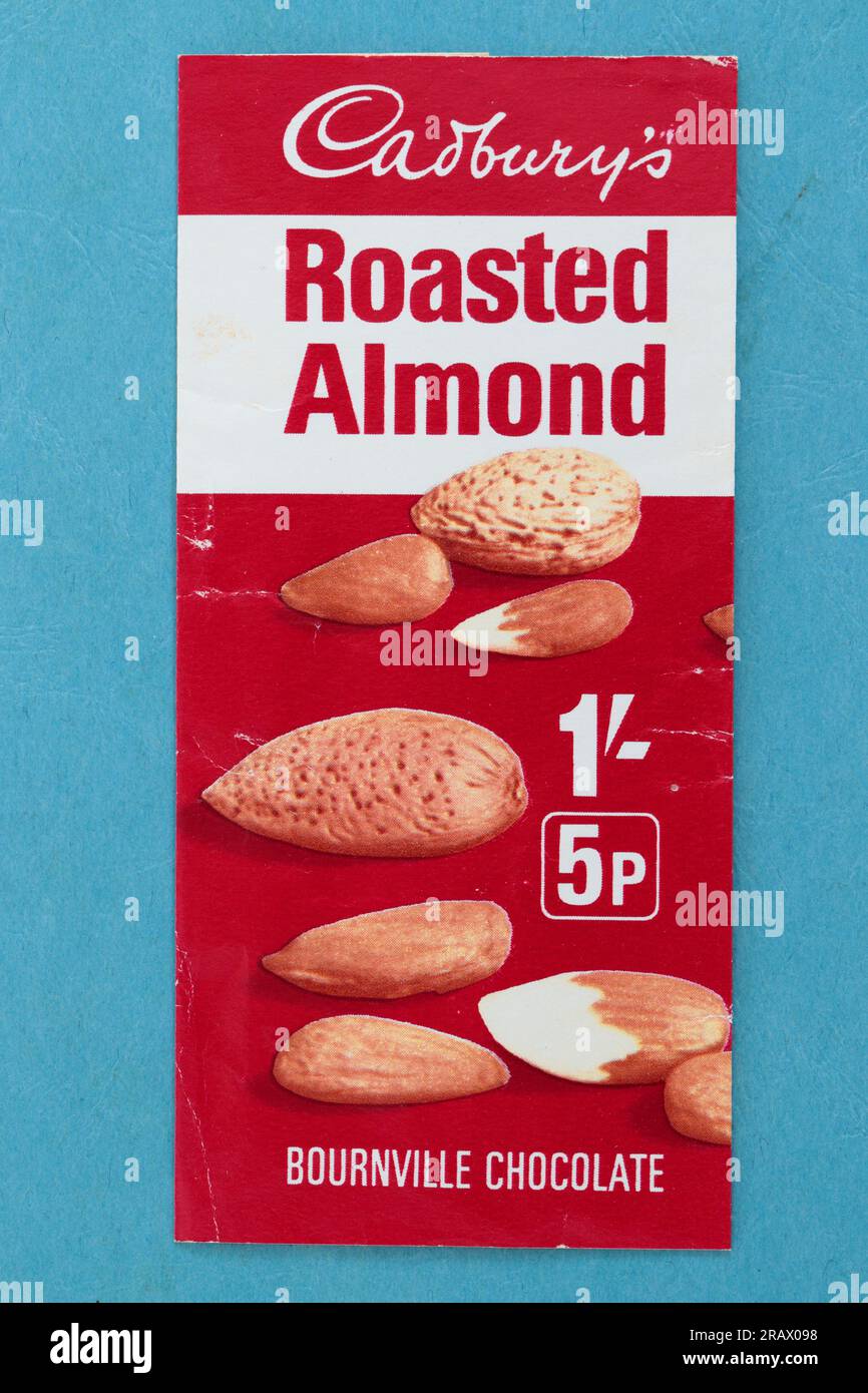 Foto di un'era di decimalizzazione (1971) Cadbury's Roasted Almond Chocolate Wrapper, Old Price e decimal Price (Regno Unito) Foto Stock
