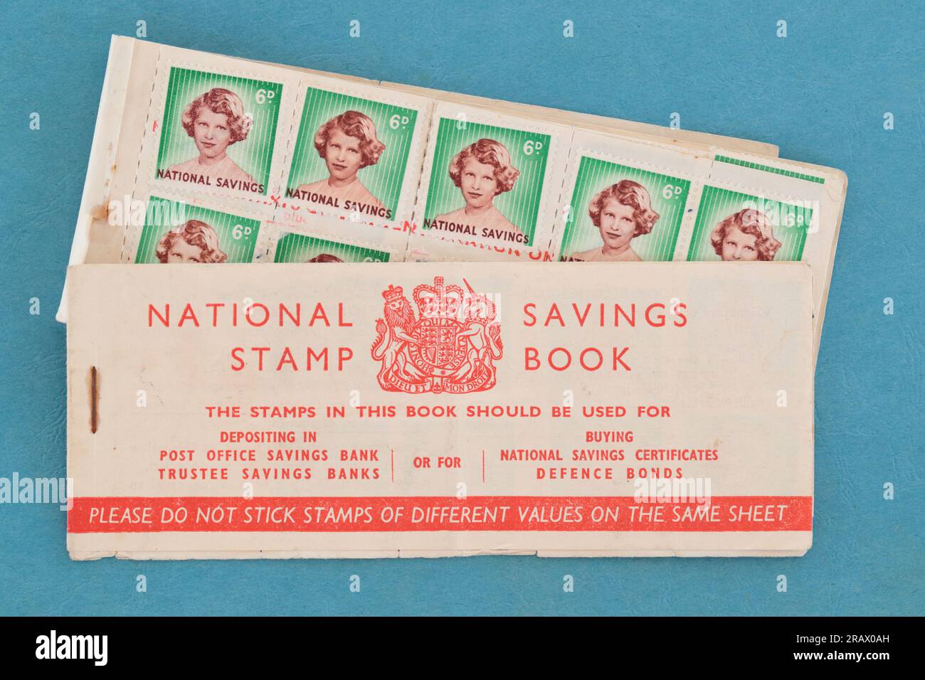 Foto di un National Savings Stamp Book (fine anni '1950), con l'immagine della principessa Elisabetta su francobolli da sessanta centesimi, Regno Unito Foto Stock
