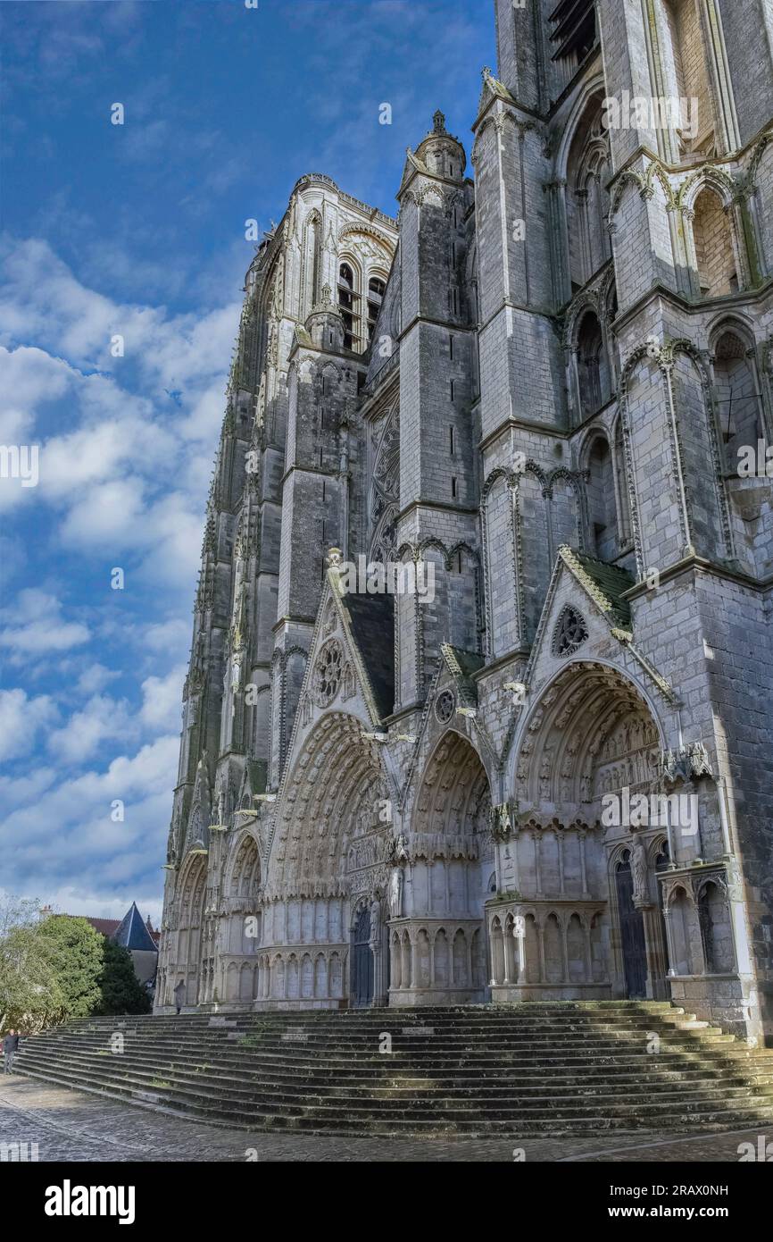 Bourges, città medievale in Francia, cattedrale di Saint-Etienne, ingresso principale Foto Stock
