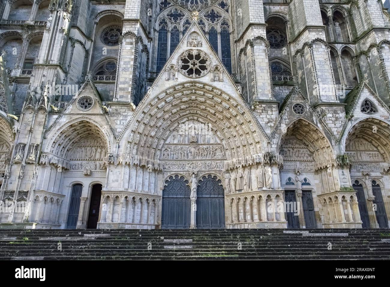 Bourges, città medievale in Francia, cattedrale di Saint-Etienne, ingresso principale Foto Stock