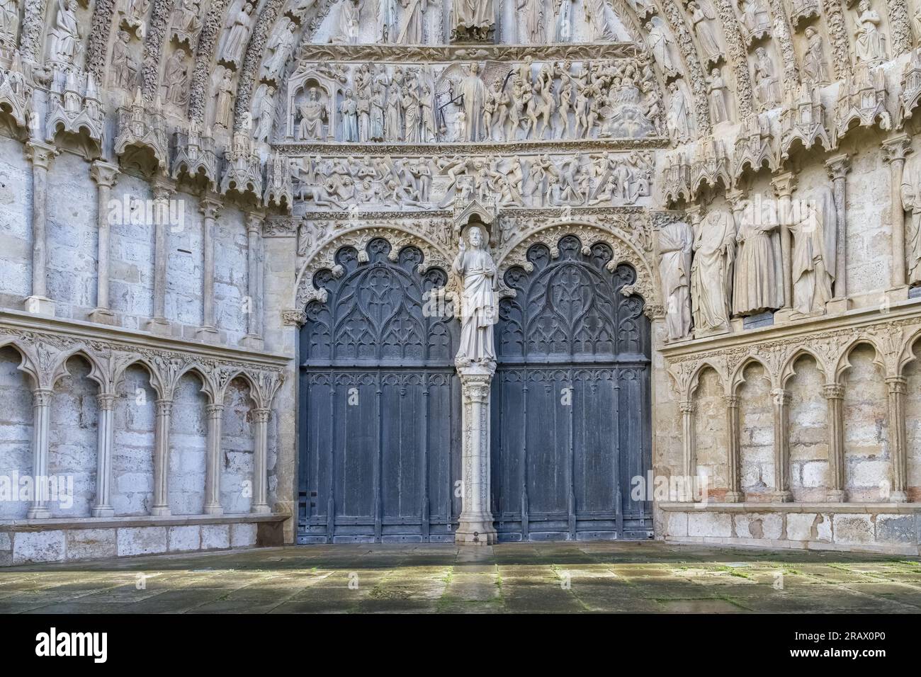 Bourges, città medievale in Francia, cattedrale di Saint-Etienne, ingresso principale Foto Stock
