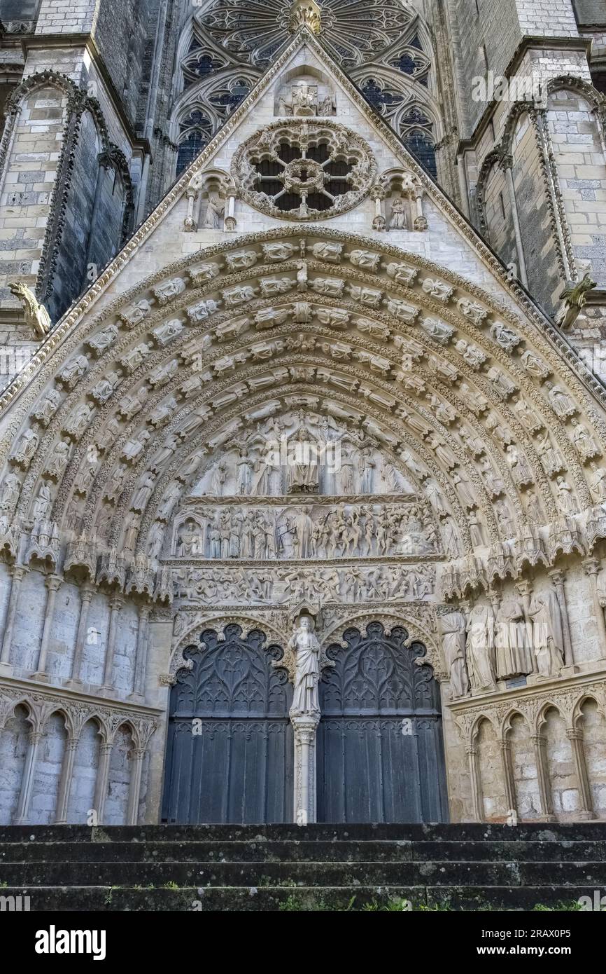 Bourges, città medievale in Francia, cattedrale di Saint-Etienne, ingresso principale Foto Stock