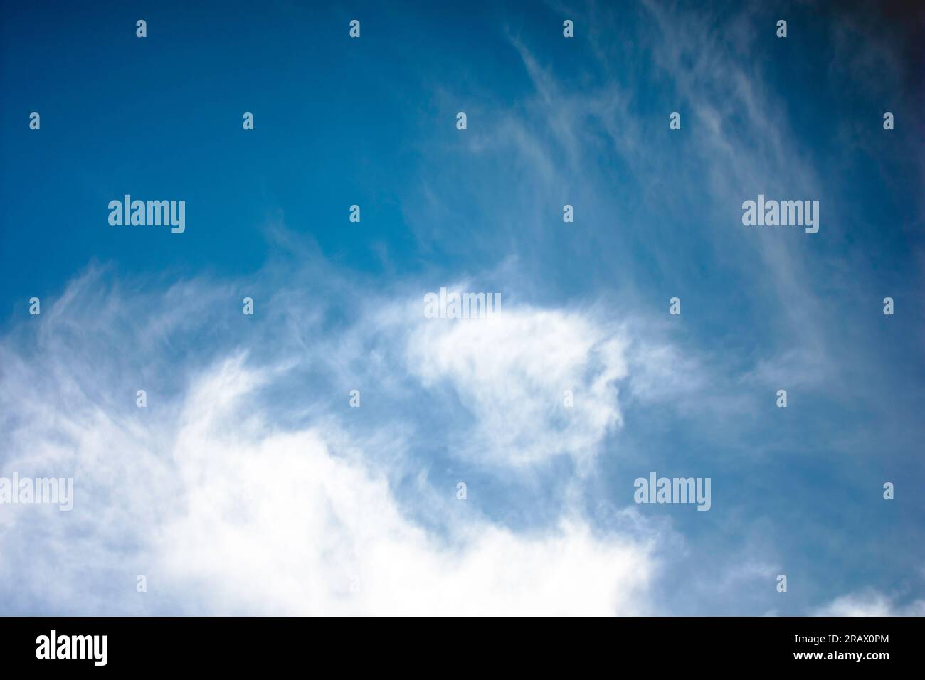 Sostituzione del cielo delle nuvole cirrocolatorie sul cielo blu. Foto Stock